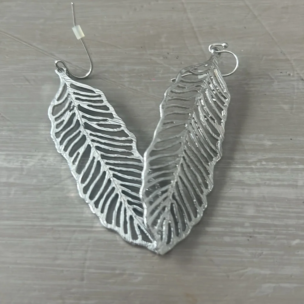Feather Dangle Silver Toned earings - Picture 2 of 4